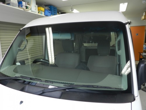 早良区N様にて、ハイエースのフロントガラスリペア完了です。