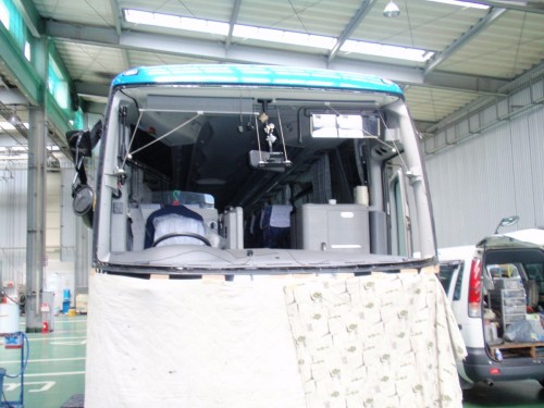 大型観光バスのフロントガラス交換