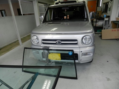 福岡市東区のｓ様　ダイハツネイキッドのフロントガラス交換
