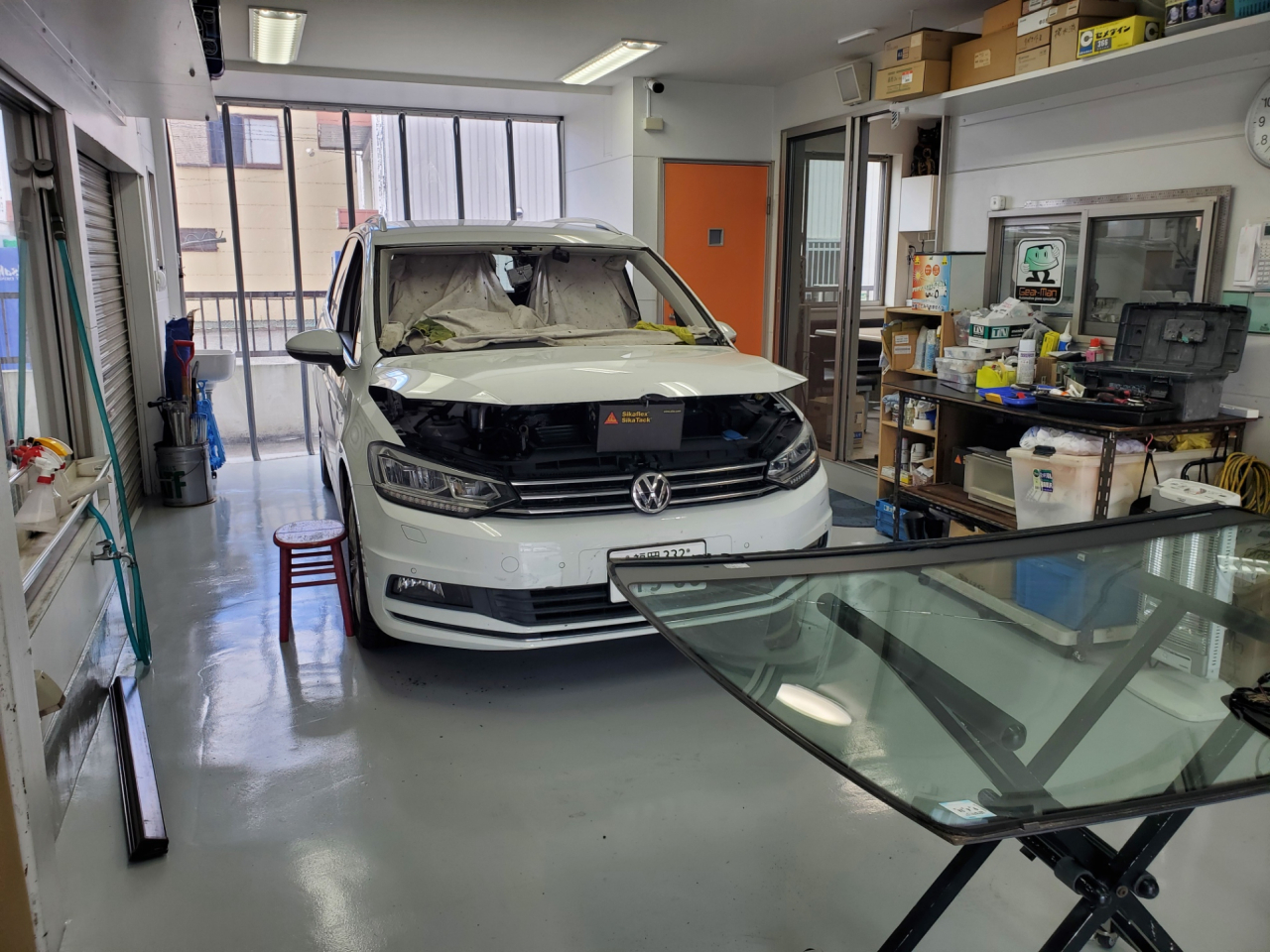 フォルクスワーゲン　ツゥーラン　フロントガラス交換　福岡市　N様