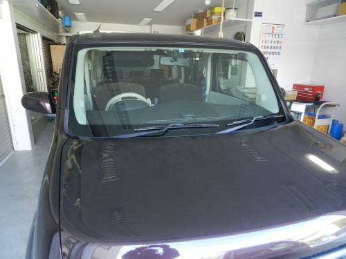 日産　キューブ　フロントガラス交換