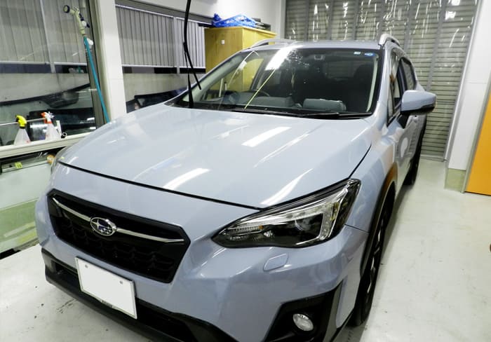 ガラスを取り付けた車