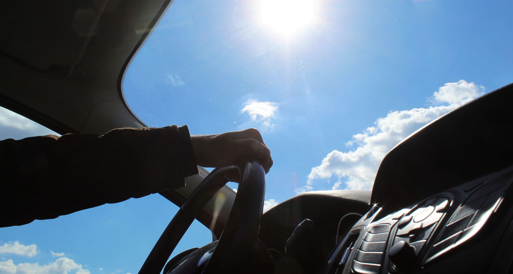 日の光を浴びる運転席